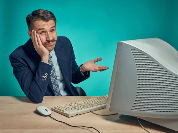 Triste jeune homme travaillant sur ordinateur au bureau — Photo