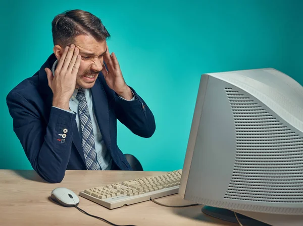 Üzgün genç adam çalışma üstünde bilgisayar, Resepsiyon — Stok fotoğraf