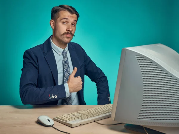 Retrato de jovem empresário alegre sentado com computador — Fotografia de Stock