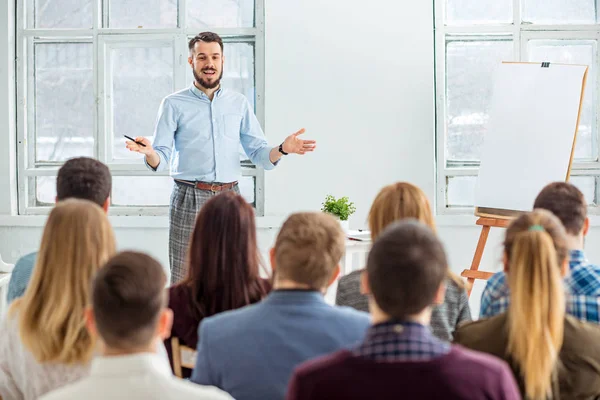 Relatore al Business Meeting nella sala conferenze . — Foto Stock