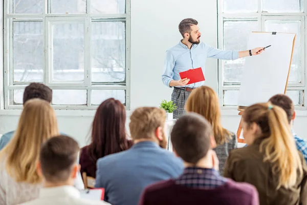 Talare på affärsmöte i konferenssalen. — Stockfoto