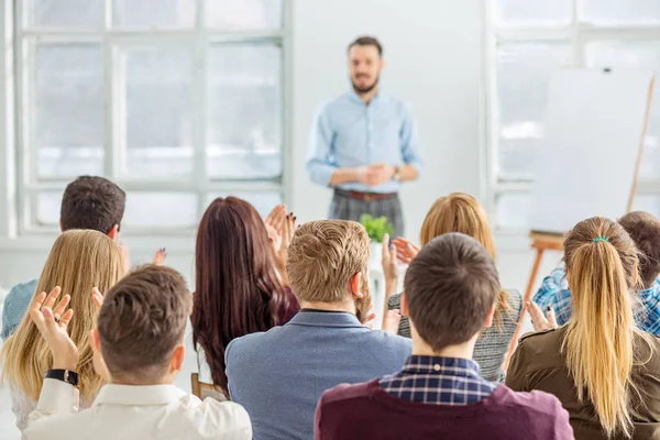 Relatore al Business Meeting nella sala conferenze . — Foto Stock