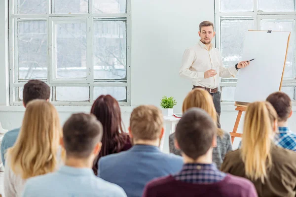 A konferenciaterem üzleti találkozón hangszóró. — Stock Fotó