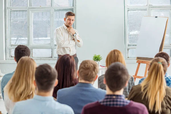 Relatore al Business Meeting nella sala conferenze . — Foto Stock