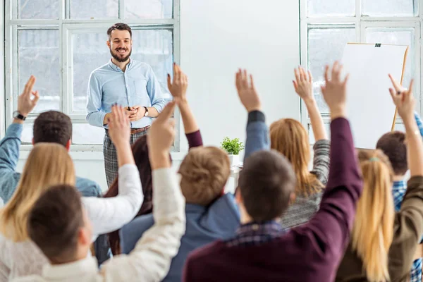 Relatore al Business Meeting nella sala conferenze . — Foto Stock