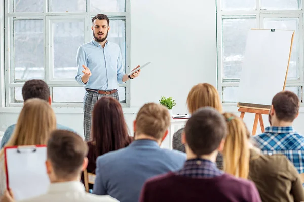 Talare på affärsmöte i konferenssalen. — Stockfoto