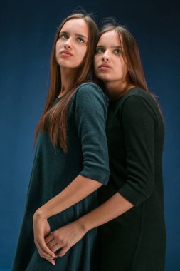 İki güzel Tek Kişilik genç kadın portresi