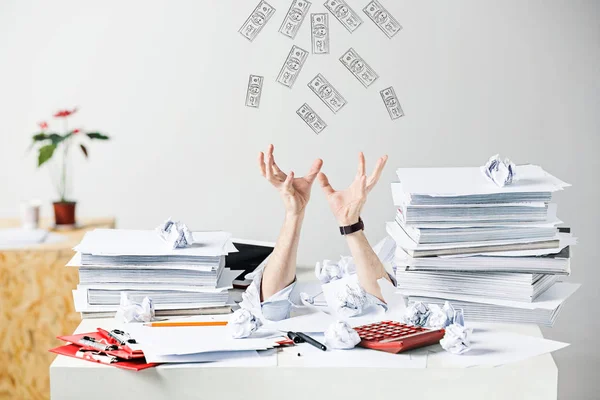 Os muitos papéis amassados na mesa do local de trabalho masculino estressado — Fotografia de Stock