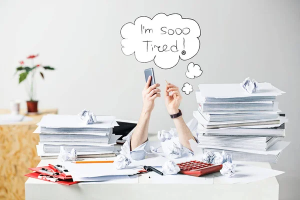 Många skrynklade papper på skrivbordet av stressade manlig arbetsplats — Stockfoto