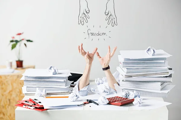 Os muitos papéis amassados na mesa do local de trabalho masculino estressado — Fotografia de Stock