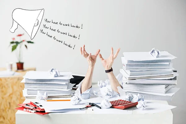 Många skrynklade papper på skrivbordet av stressade manlig arbetsplats — Stockfoto