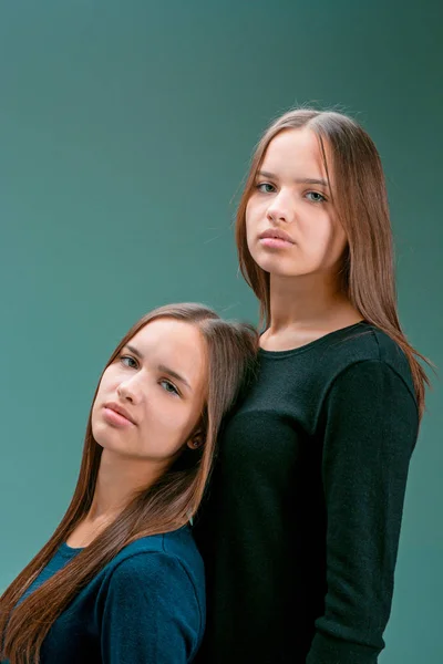 Portrait of two beautiful twin young women — Stock Photo, Image