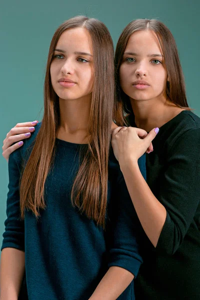 Retrato de duas belas mulheres jovens gêmeas — Fotografia de Stock