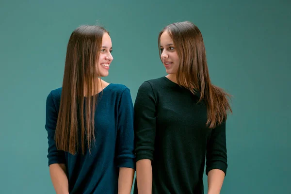 Retrato de duas belas mulheres jovens gêmeas — Fotografia de Stock