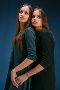 İki güzel Tek Kişilik genç kadın portresi