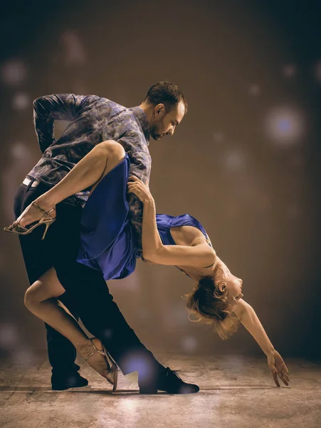 De man en de vrouw Argentijnse tango dansen — Stockfoto