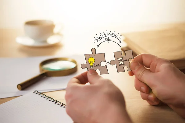 Building a business success. The hands with puzzles — Stock Photo, Image