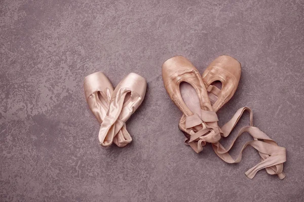 Zapatillas de ballet puntiagudo sobre fondo rosa . —  Fotos de Stock