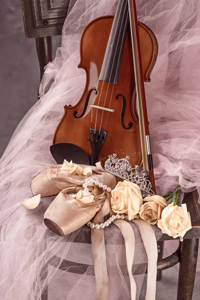 バラとバレエ シューズ ビンテージのある静物 — ストック写真