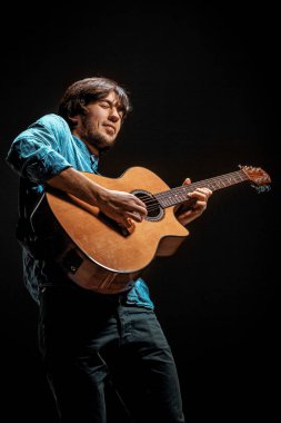 Cool adam gitar koyu arka plan üzerinde ayakta