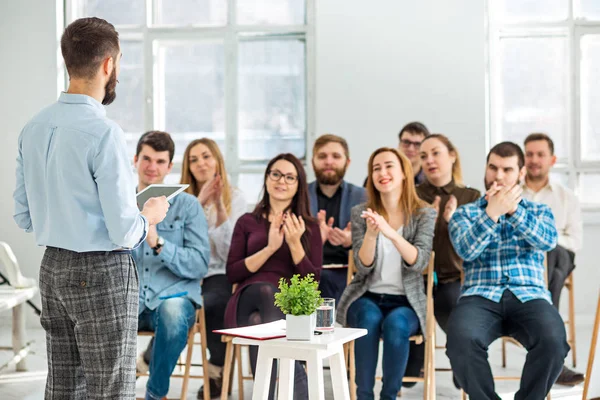 Reproduktor na obchodní jednání v konferenčním sále. — Stock fotografie