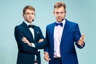 Kulaklık takan yakışıklı bir müşteri hizmetleri görevlisinin portresi.