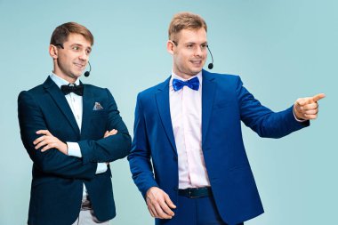 Kulaklık takan yakışıklı bir müşteri hizmetleri görevlisinin portresi.