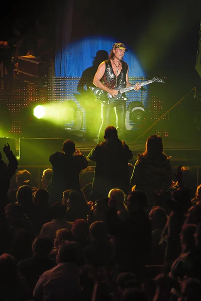 Dnipropetrovsk, Ucrania 31 de octubre de 2012: Matthias Jabs de la banda de rock Scorpions — Foto de Stock