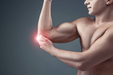 Dirsek ağrısı olan adam. Ağrı Rölyef kavramı