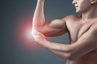 Dirsek ağrısı olan adam. Ağrı Rölyef kavramı