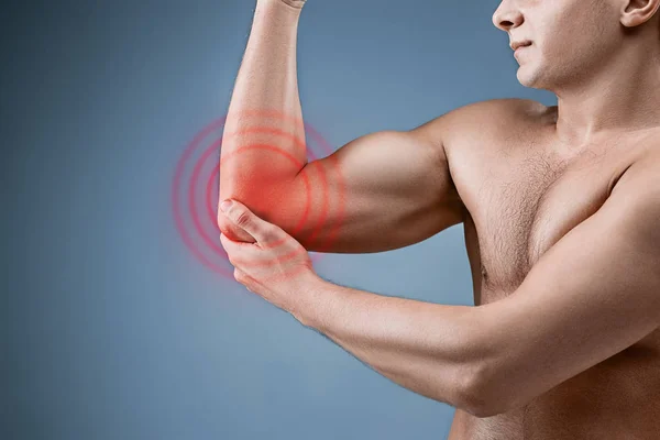 肘の痛みを持つ男。痛み救済概念 — ストック写真