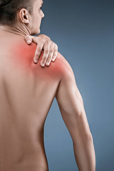 Человек с болью в плече
