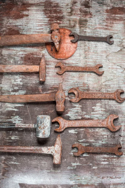 Der Satz der Bauwerkzeuge auf dem Holztisch — Stockfoto