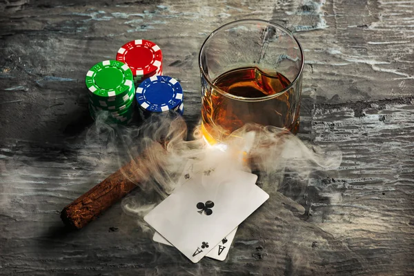 시가, gamblings, 음료 및 카드 놀이 대 한 칩 — 스톡 사진