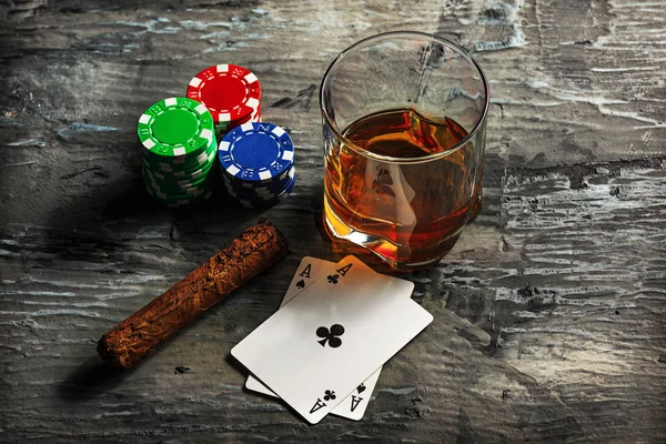 시가, gamblings, 음료 및 카드 놀이 대 한 칩 — 스톡 사진