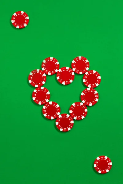 Las fichas de póquer sobre fondo verde —  Fotos de Stock