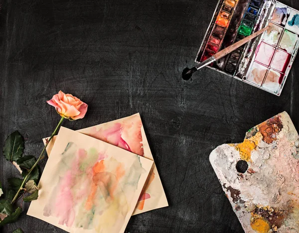 Pinsel und Tuben mit Ölfarben auf Holzgrund — Stockfoto