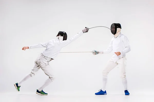 A két férfi viselt kerítés megfeleljen a kard ellene szürke gyakorló — Stock Fotó