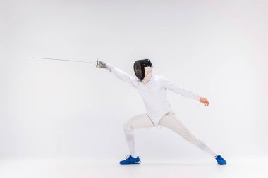 Gri karşı kılıç ile pratik eskrim takım elbise giyen adam