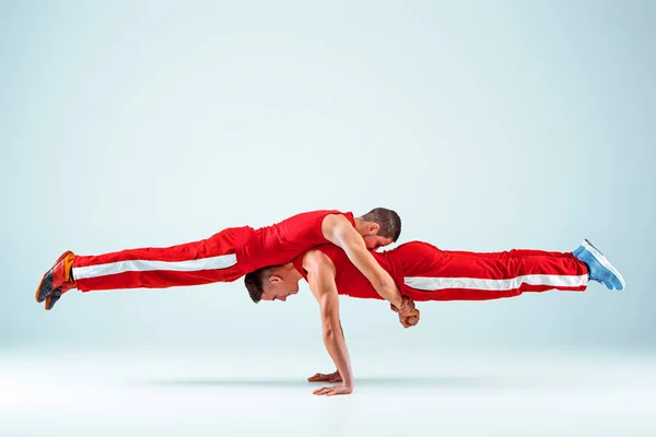 Dua laki-laki akrobat senam kaukasia pada posisi seimbang — Stok Foto