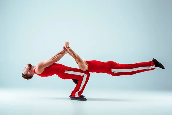 Os dois homens caucasianos acrobáticos de ginástica em pose de equilíbrio — Fotografia de Stock