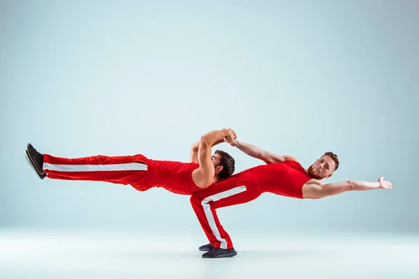 Два гимнастических акробатических кавказца в равновесии позируют — стоковое фото