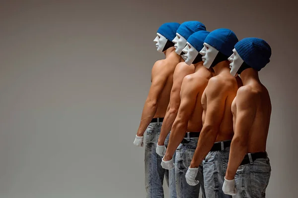 Skupina kavkazské muži v bílé masky a klobouky, džíny — Stock fotografie