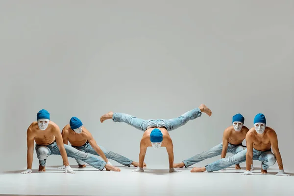 De groep van blanke mannen in witte maskers en hoeden, jeans — Stockfoto