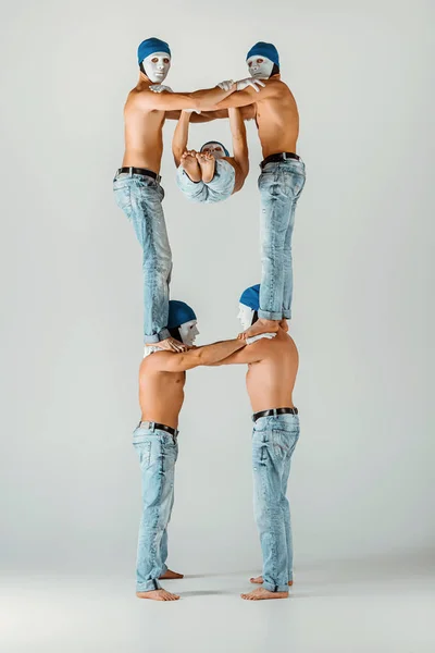 De groep van blanke mannen in witte maskers en hoeden, jeans — Stockfoto