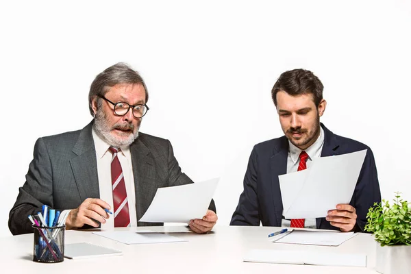 Os dois colegas que trabalham em conjunto no escritório sobre fundo branco . — Fotografia de Stock