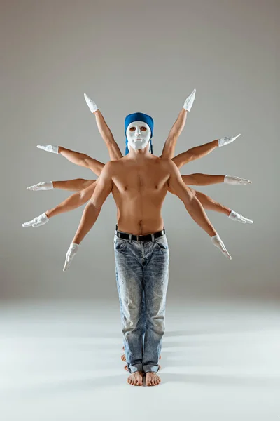 El grupo de hombres caucásicos en máscaras blancas y sombreros, jeans — Foto de Stock