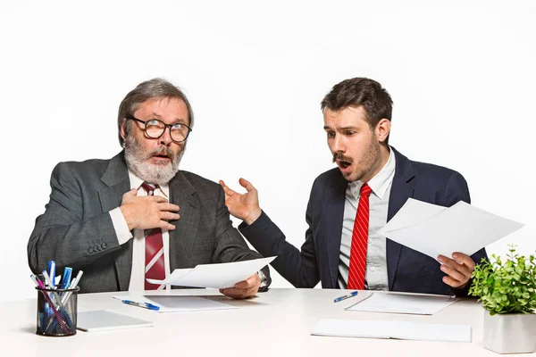 Los dos colegas que trabajan juntos en la oficina sobre fondo blanco . — Foto de Stock