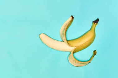 Mavi arka plan karşı tek muz