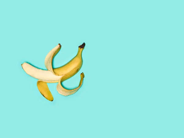 Jeden Čerstvý Částečně Čištěný Banán Modrém Pozadí — Stock fotografie